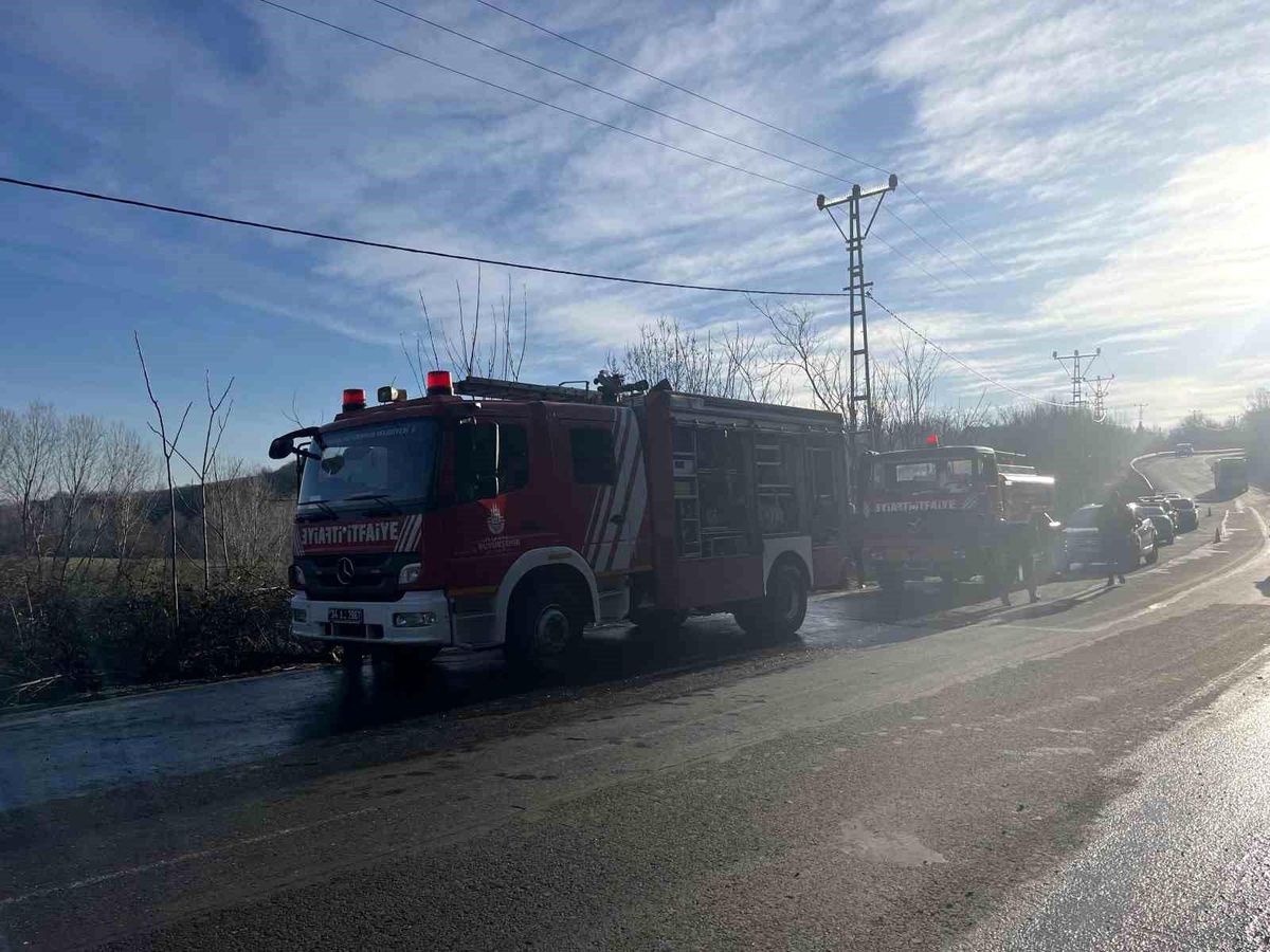 Çatalca\'da Araç Şarampole Uçtu: 2 Ölü, 3 Yaralı
