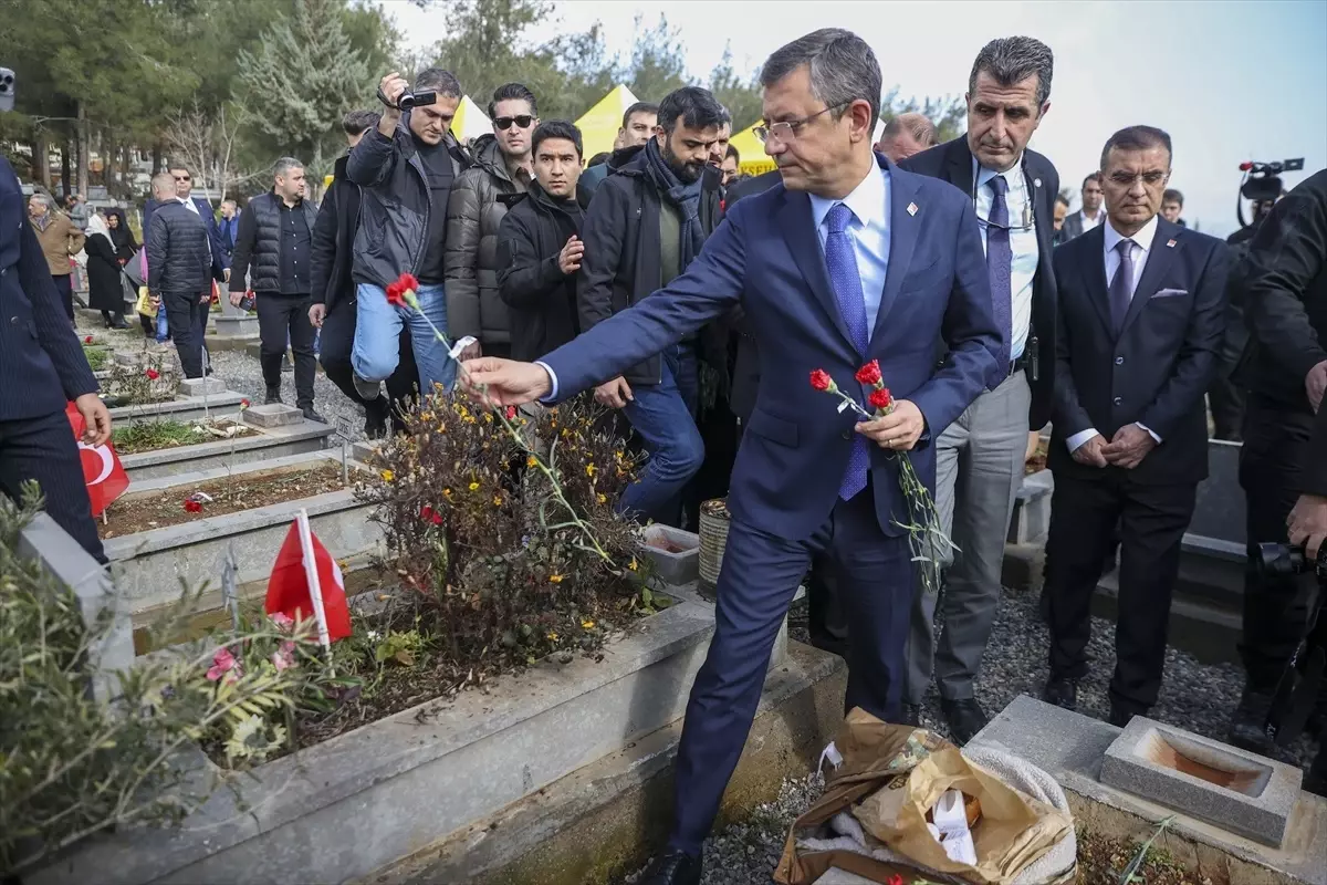 CHP Genel Başkanı Özgür Özel, deprem bölgesinde incelemelerde bulundu