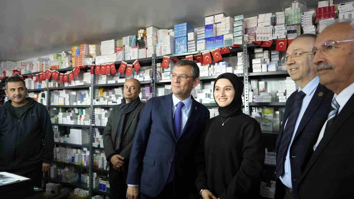 CHP Genel Başkanı Özgür Özel, Gaziantep\'te depremzedelerle bir araya geldi