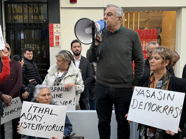CHP'li grup, Karşıyaka Belediye Başkan adayının belirlenmesine tepki gösterdi CHP'li grup, Karşıyaka Belediye Başkan adayının belirlenmesine tepki gösterdi