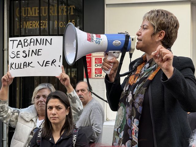 CHP'li grup, Karşıyaka Belediye Başkan adayının belirlenmesine tepki gösterdi CHP'li grup, Karşıyaka Belediye Başkan adayının belirlenmesine tepki gösterdi