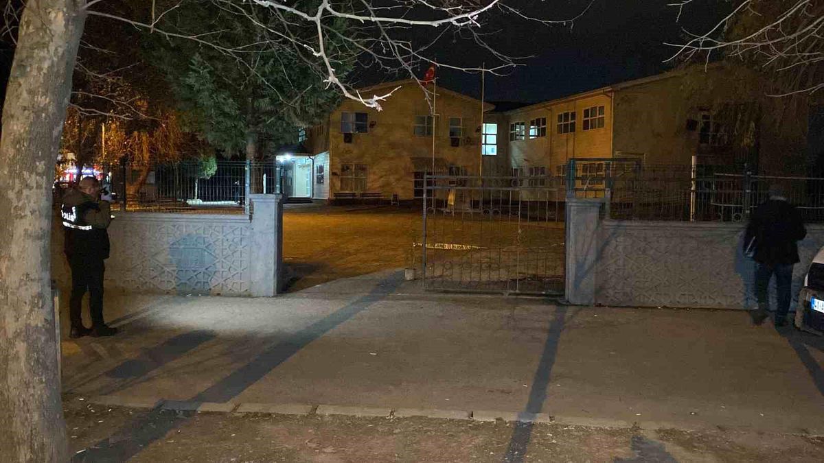 Kocaeli\'de Okul Bahçesinde Velinin Bıçaklanması Sonucu Ölüm
