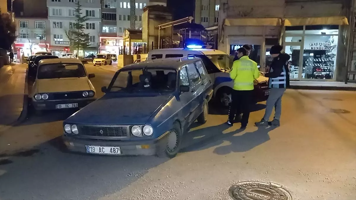 Çorum\'da anahtarı üzerinde bırakılan otomobili çalan çocuk kaza yapınca polis ekiplerince yakalandı