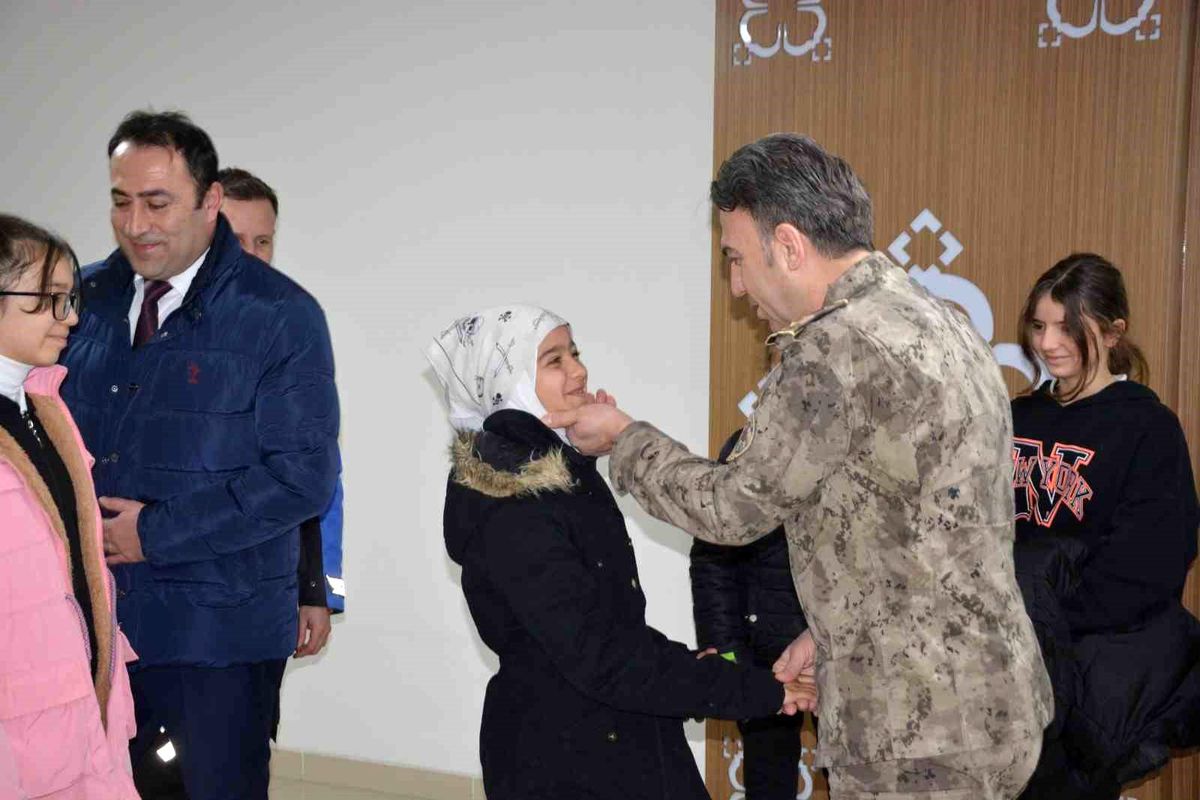 Çorum Emniyet Müdürü, depremzede öğrencilerle bir araya geldi