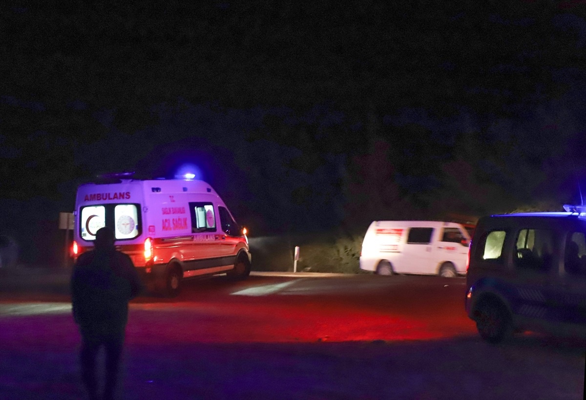 Denizli\'de Otomobil Uçuruma Yuvarlandı: 2 Kişi Kurtarıldı