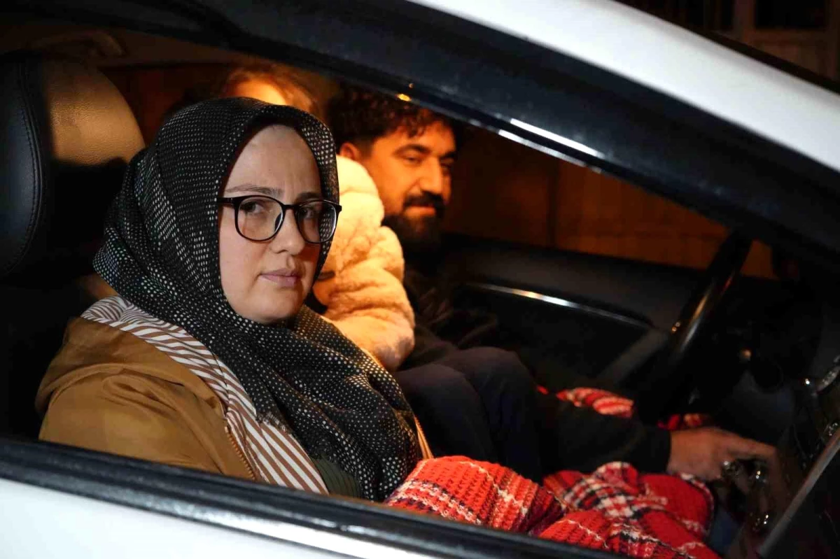 Gaziantep\'te 6 Şubat Depremi Sonrası Aile, 6 Şubat Fobisiyle Geceyi Arabada Geçirdi