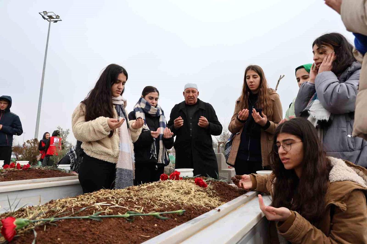 Depremde hayatını kaybedenlerin yakınları gözyaşları içinde mezarların sarıldı