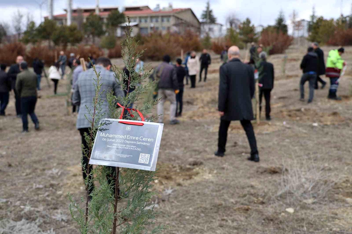 Kahramanmaraş\'ta depremde hayatını kaybeden Fırat Üniversitesi öğrencileri için fidan dikildi