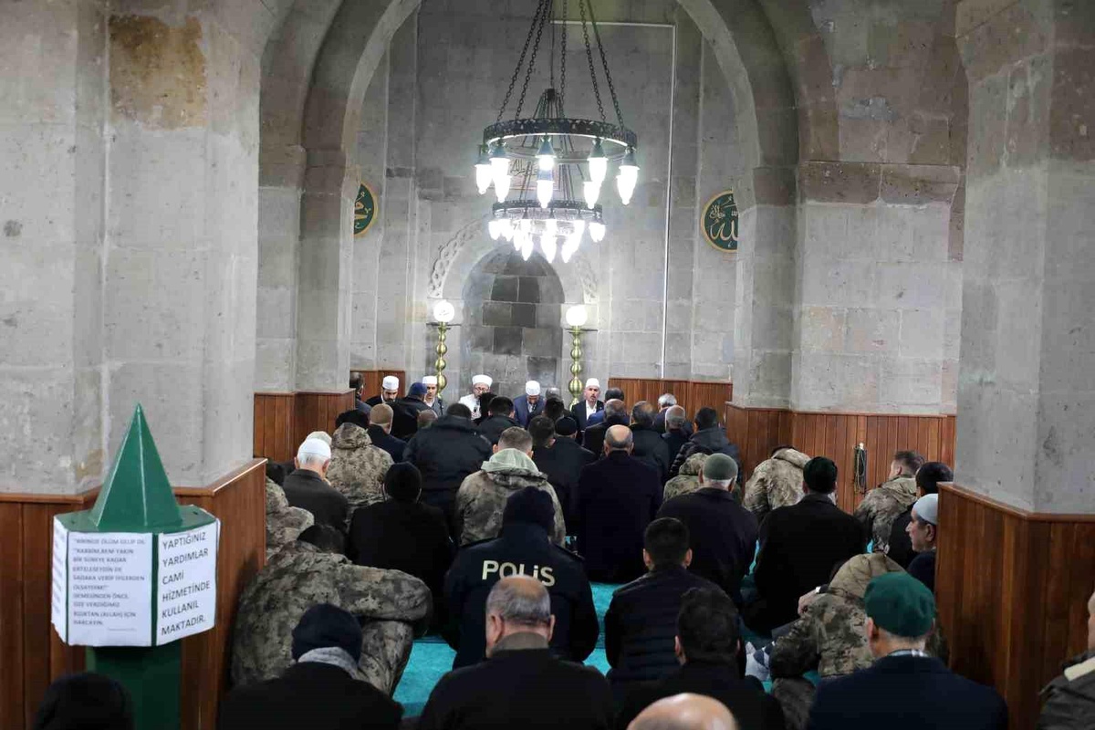 Bitlis Emniyet Müdürlüğü, depremde hayatını kaybeden polis memurları ve yakınları için mevlit programı düzenledi