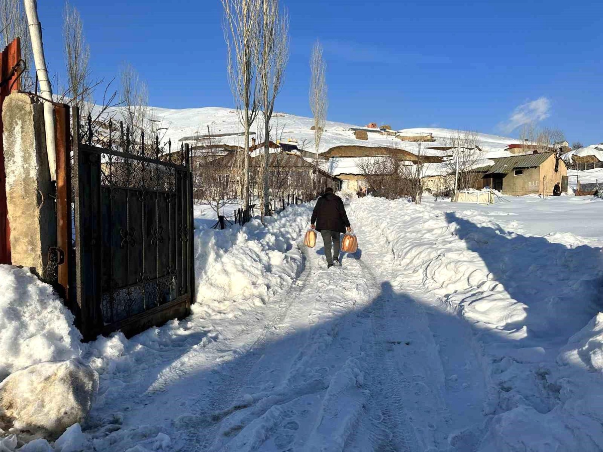 Depremde hayatını kaybedenlerin anısına ekmek dağıtıldı