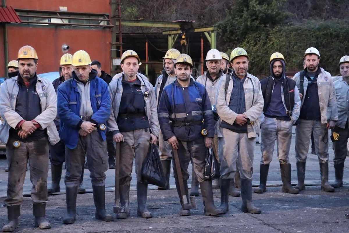 Zonguldaklı Madenciler Depremde Hayatını Kaybedenleri Dualarla Anıyor