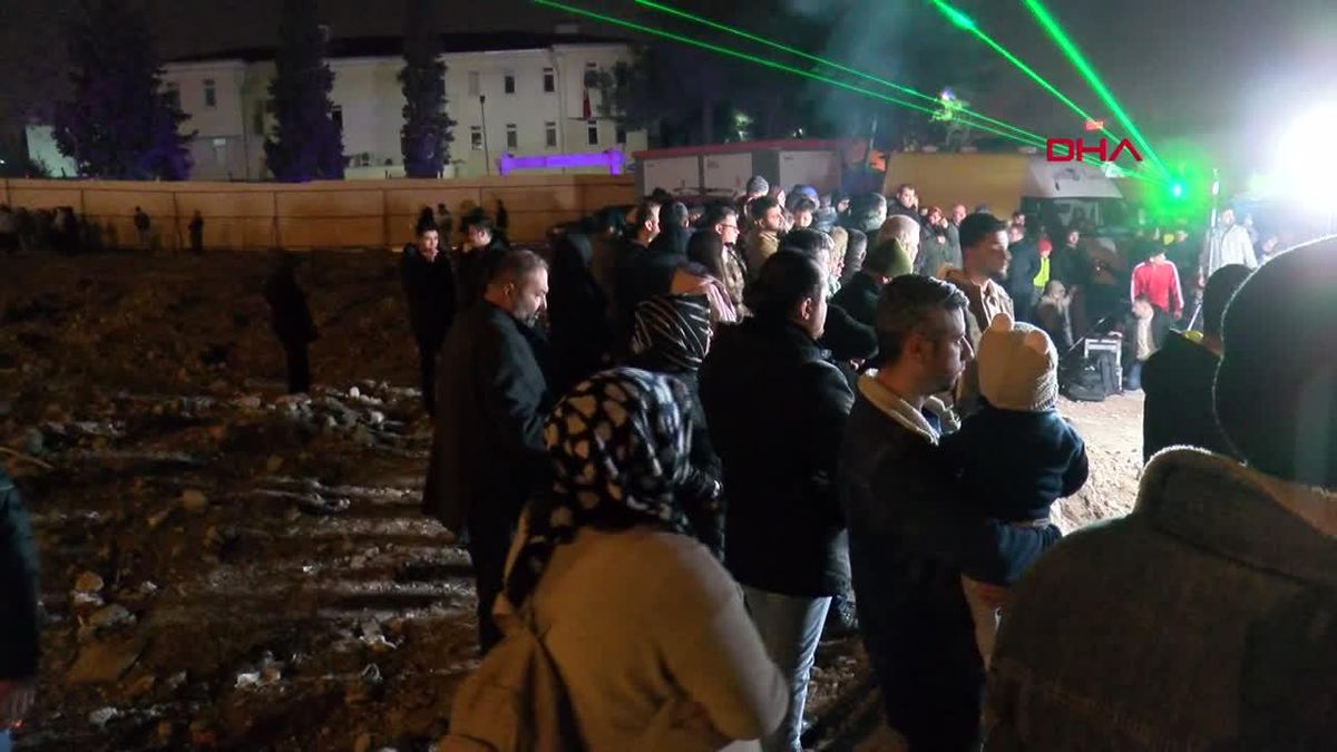 Depremde hayatını kaybeden kardeşini anan kadın: \'Şu an burası yangın yeri\'