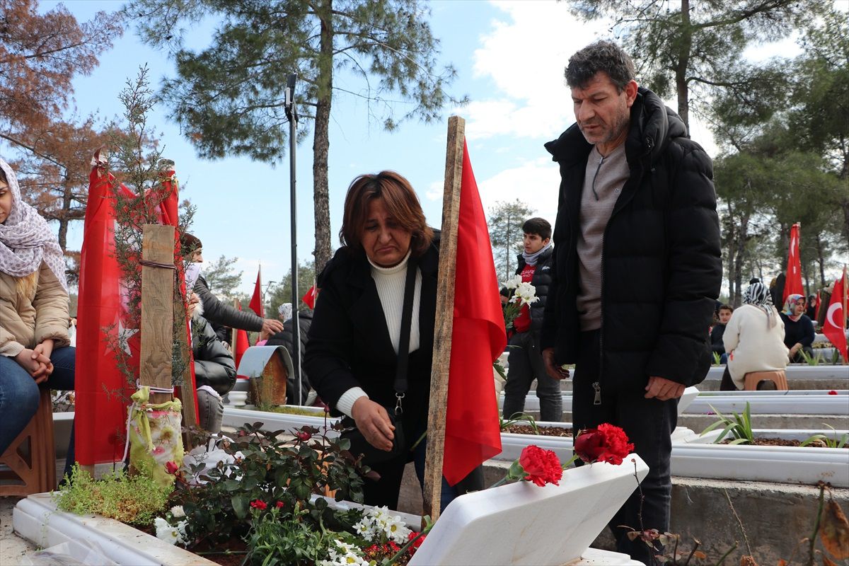 Depremde kızını kaybeden baba, acısını mezarlıkta hafifletiyor