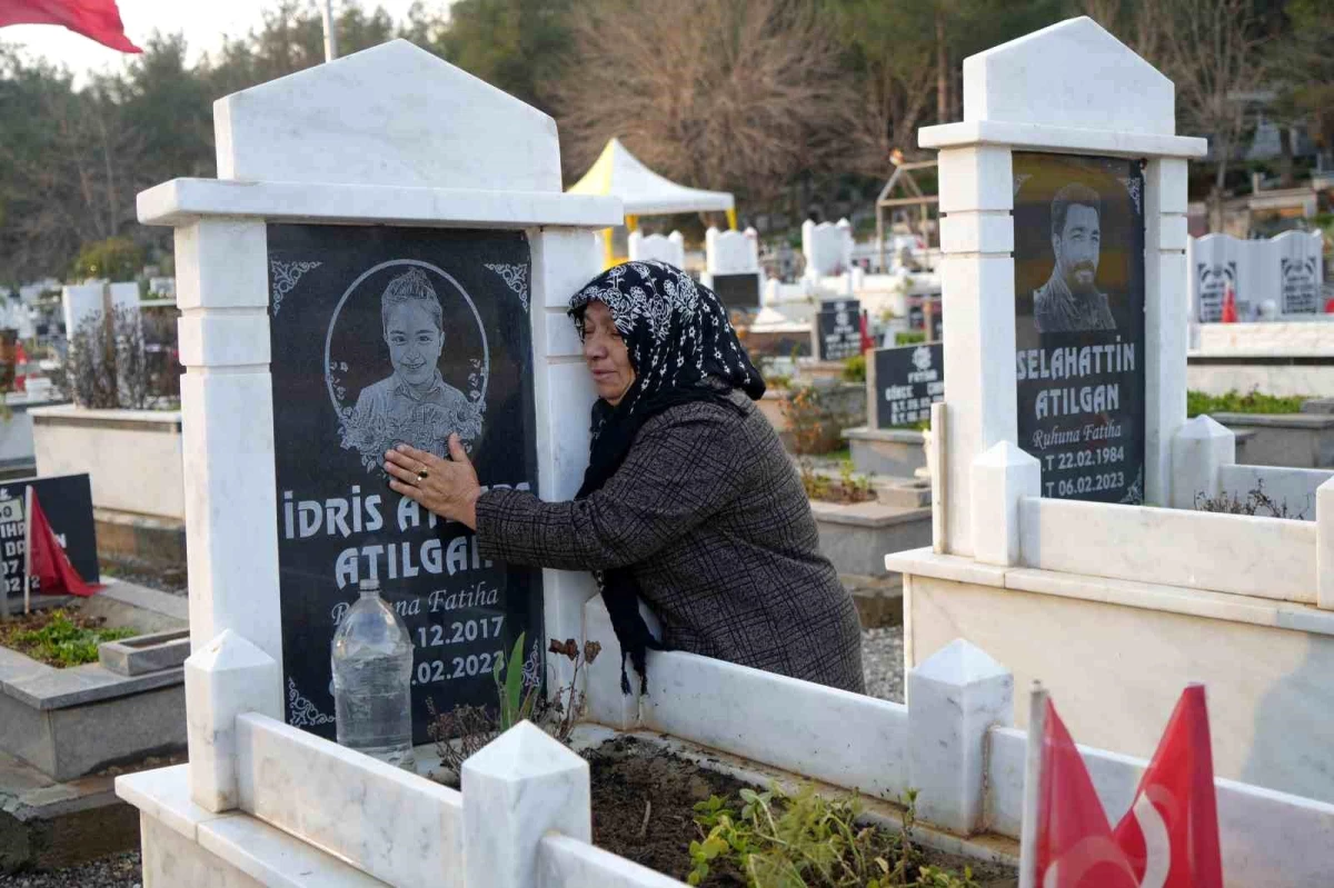 İslahiyeliler, depremde kaybettikleri yakınlarını mezarlıkta anıyor