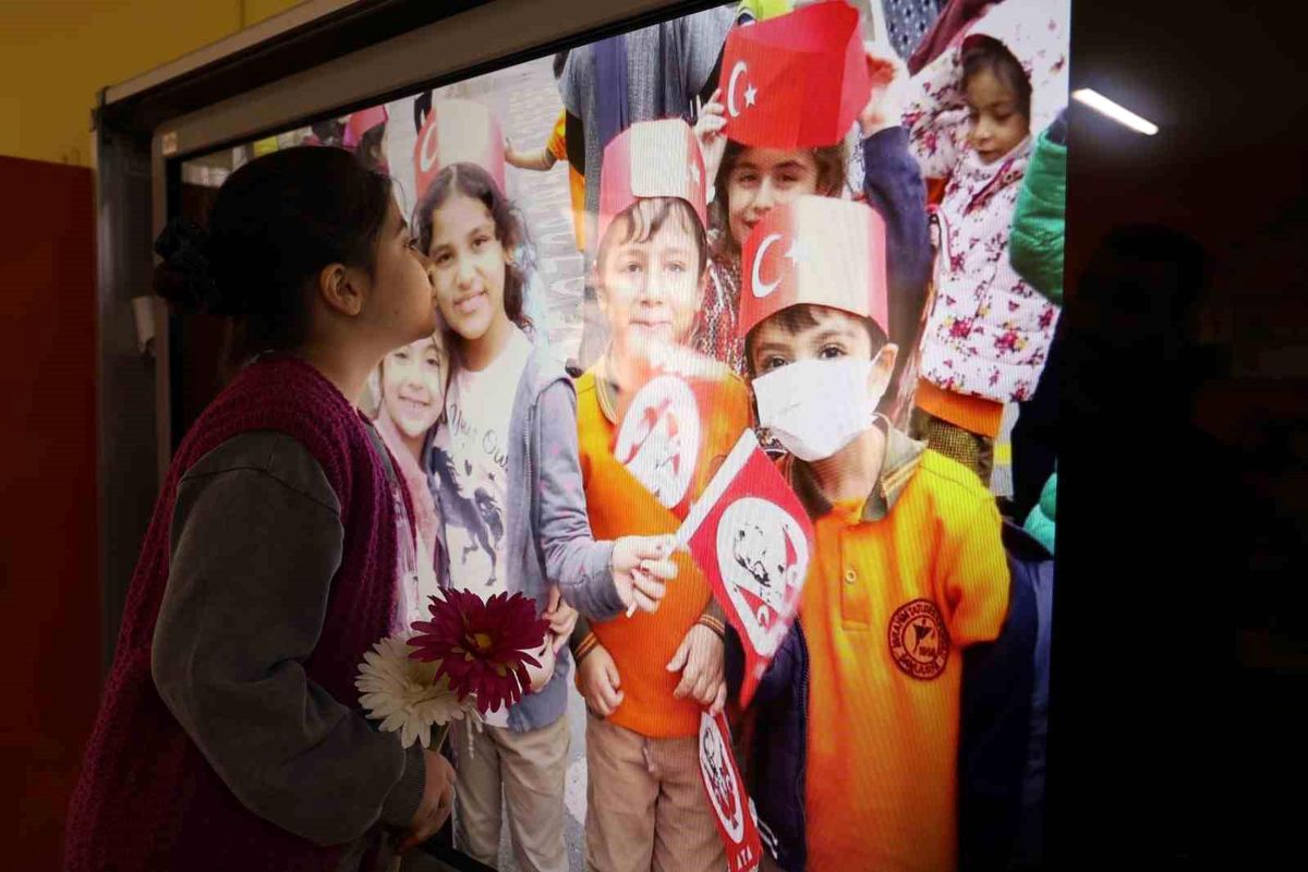 Depremde hayatını kaybeden öğrenci Hazal Fırat, arkadaşları tarafından anıldı