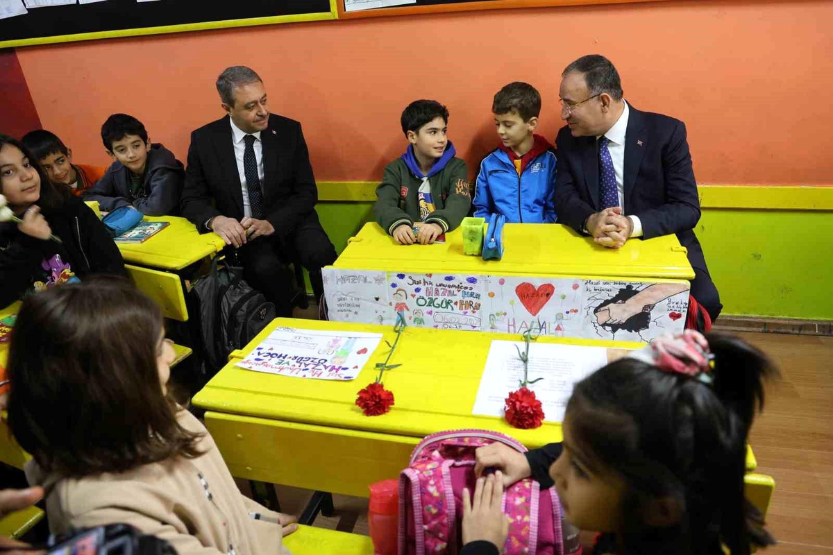 Şanlıurfa\'da Depremde Hayatını Kaybeden Öğrenciler İçin Anma Programı Düzenlendi