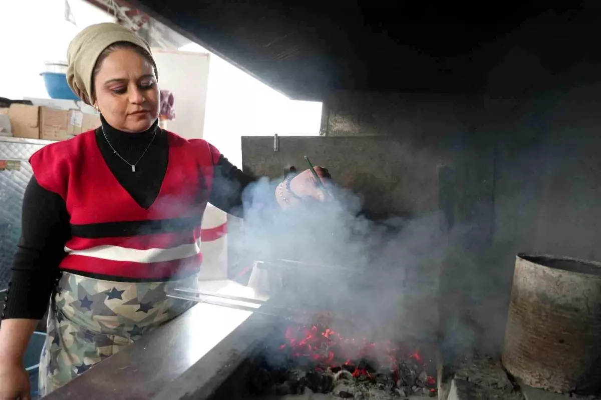 Depremde Ekmek Teknesi Yıkılan Kadın Kebap Ustası Hayata Tutunuyor