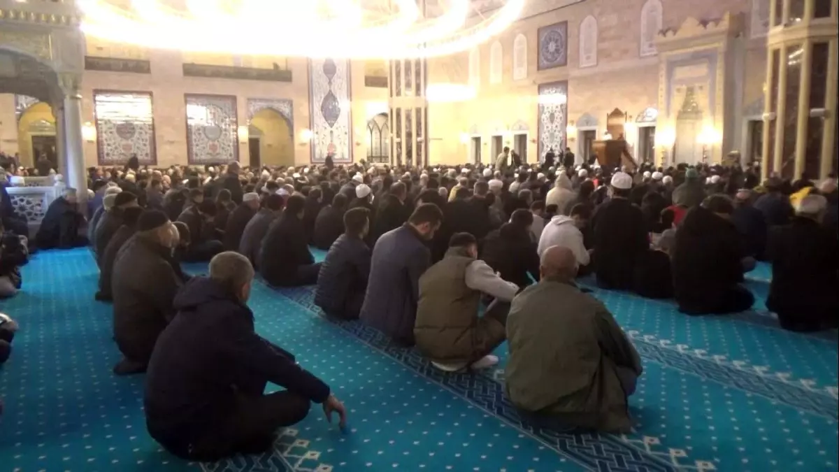 Kahramanmaraş\'ta Miraç Kandili\'nde Depremzede Vatandaşlar Abdülhamit Han Camii\'ne Akın Etti