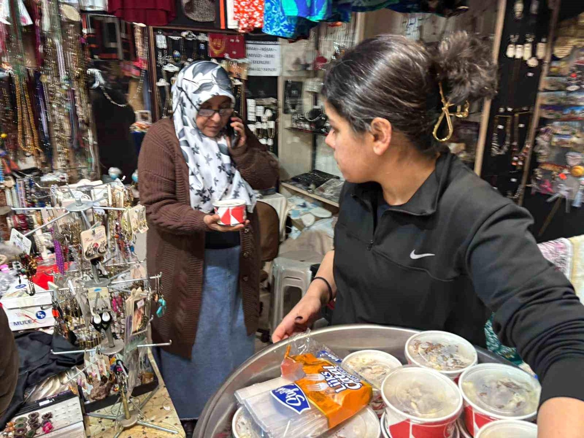 Kahramanmaraş\'tan Ankara\'ya taşınan depremzedeler hayır pilavı dağıttı