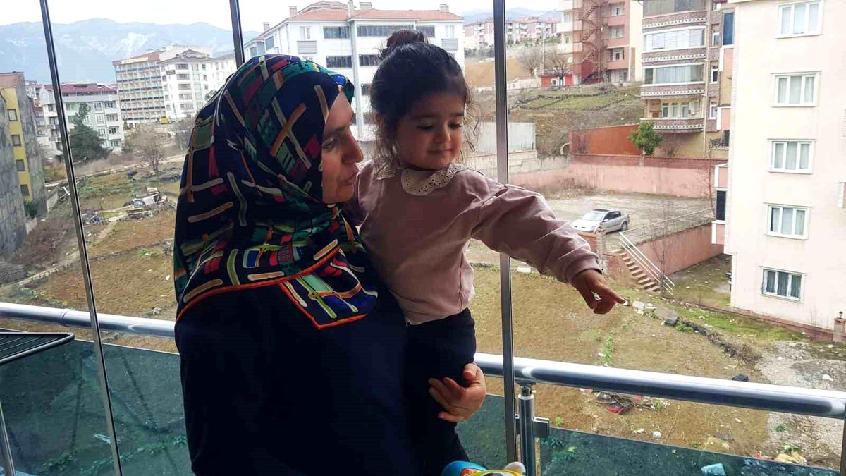 Depremden sağ kurtulan kadın: Gidecek şehrinizin olmaması çok dokunuyor