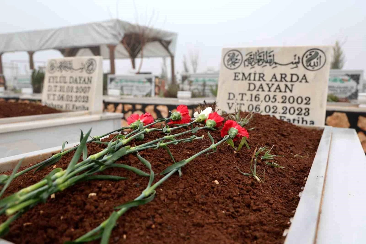 Diyarbakır Valisi Ali İhsan Su, depremde hayatını kaybeden vatandaşların mezarlarını ziyaret etti