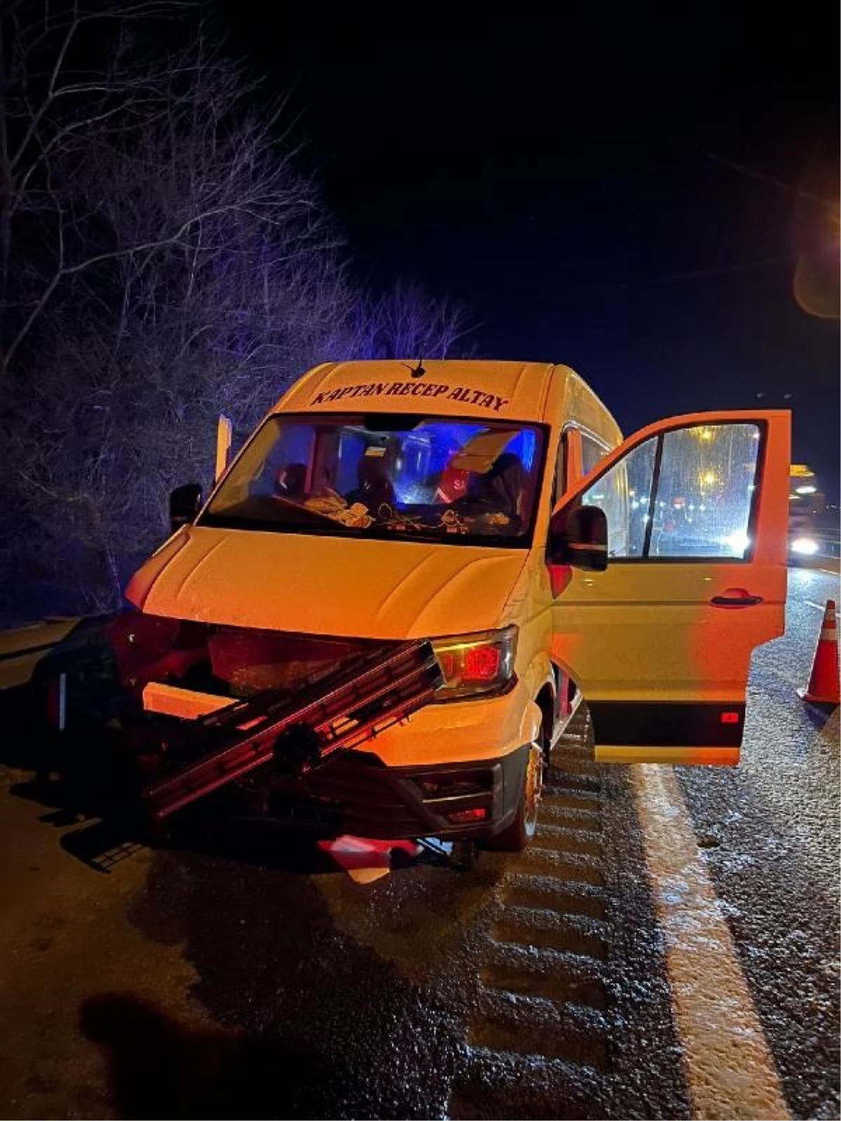 Düzce\'de ehliyetsiz sürücünün kullandığı minibüs kaza yaptı: 1 ölü, 3 yaralı