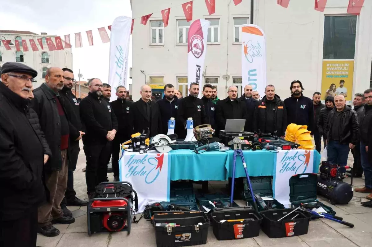 Elazığ\'da 6 Şubat depremlerinin yıl dönümü dolayısıyla fotoğraf sergisi düzenlendi