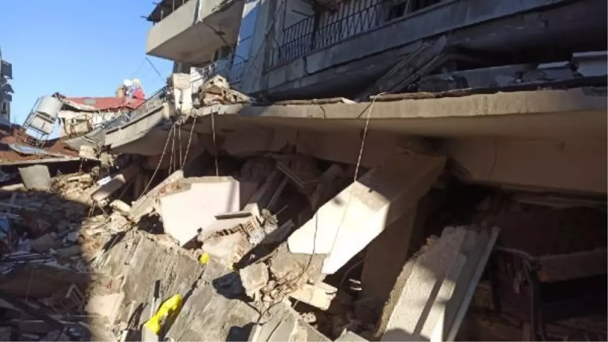 Depremde hayatını kaybeden çocuğunu enkaz altından kurtaran anne