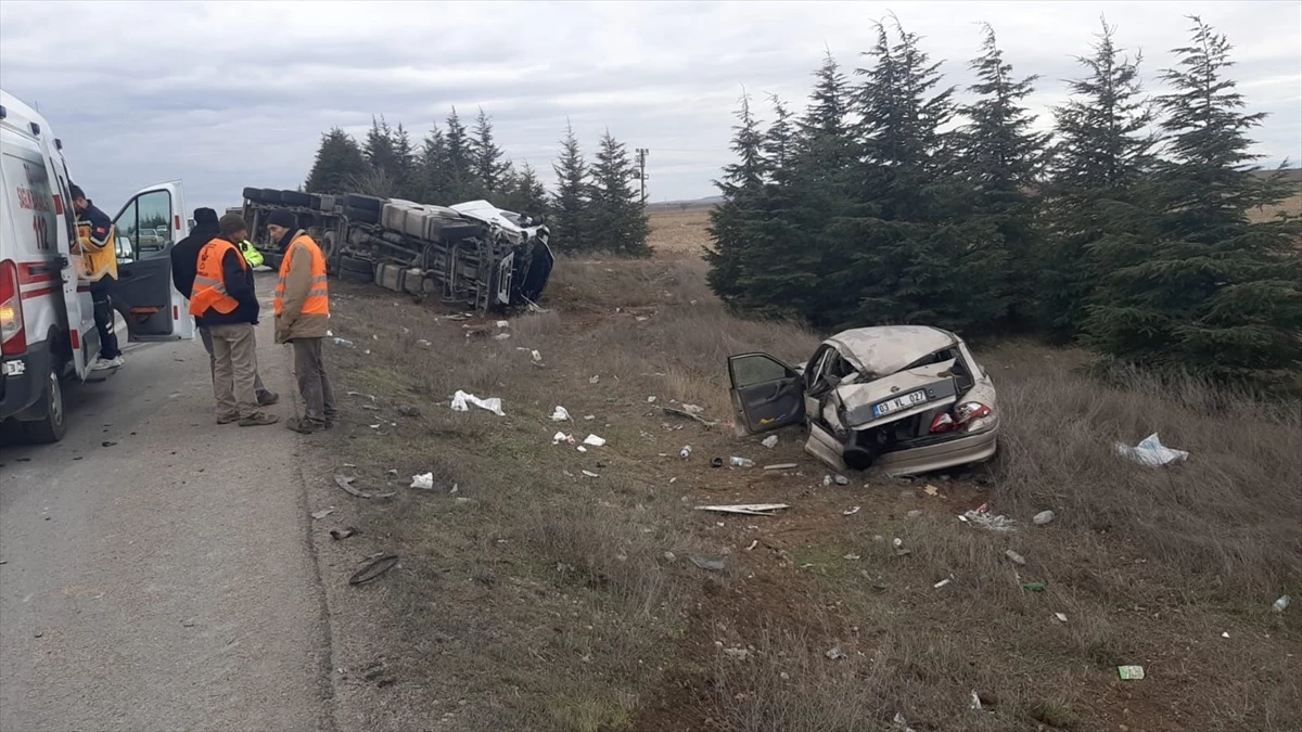 Eskişehir\'de Süt Tankeri ile Otomobil Çarpıştı: 3 Yaralı