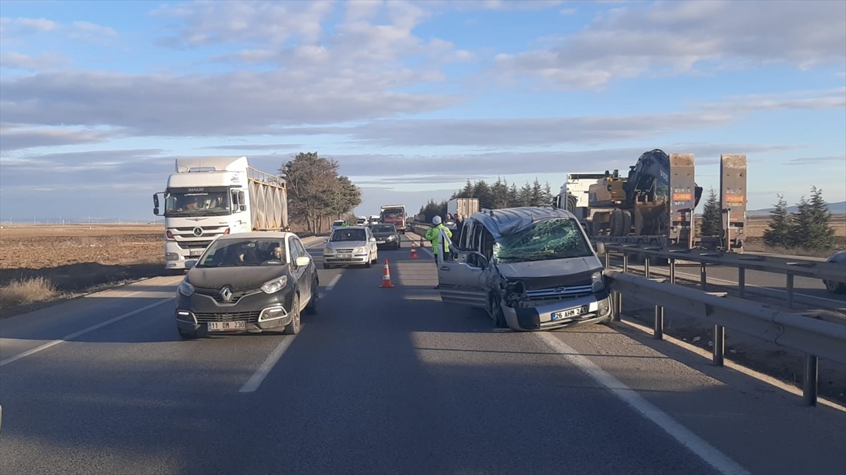 Eskişehir\'de tankerle çarpışan hafif ticari araçta 1 kadın öldü