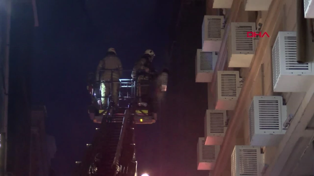 FATİH\'te 8 Katlı Otelde Yangın Çıktı, Mahsur Kalanlar Kurtarıldı