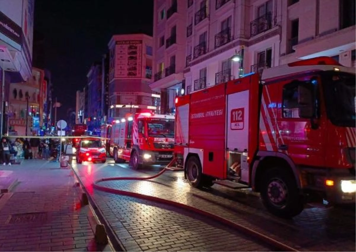 Fatih\'teki Otelde Yangın Çıktı, Mahsur Kalanlar Kurtarıldı