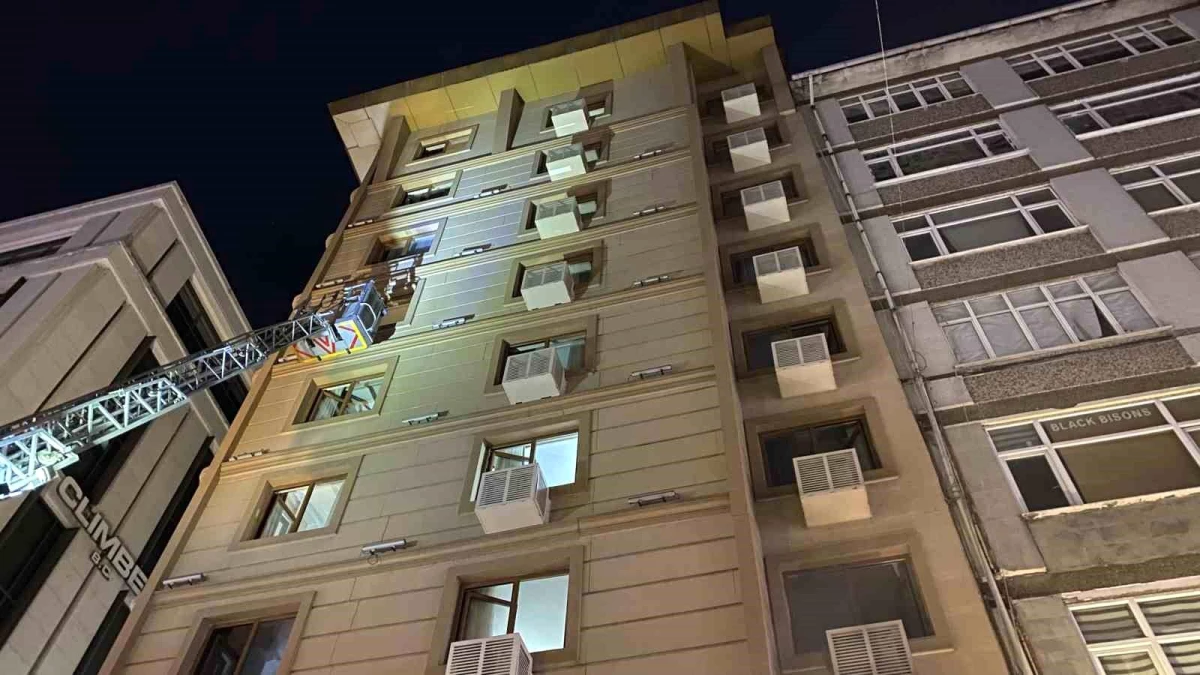 Fatih\'te bir otelde yangın çıktı, otel sakinleri korku ve panik yaşadı