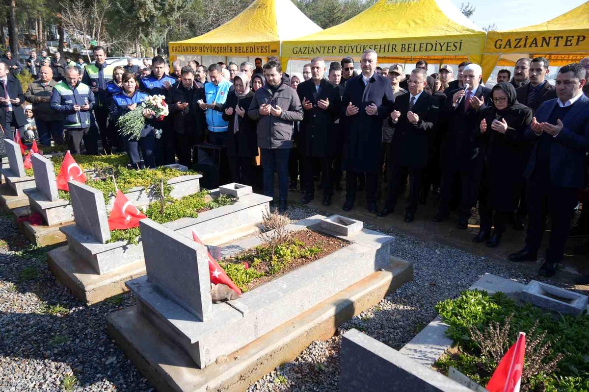 Gaziantep Kent Protokolü İslahiye\'deki Deprem Mezarlığını Ziyaret Etti