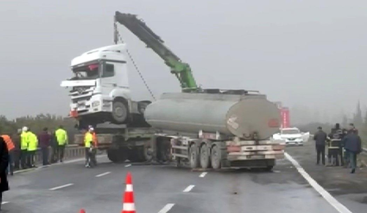 Gaziantep\'te otomobil ve 3 tırın karıştığı kazada 1 kişi yaralandı