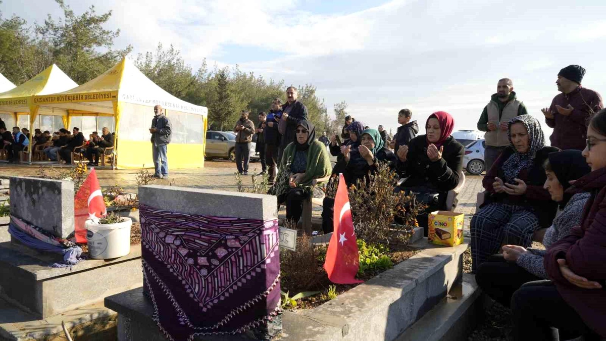Gaziantep\'teki deprem mezarlığı ziyaretçi akınına uğradı