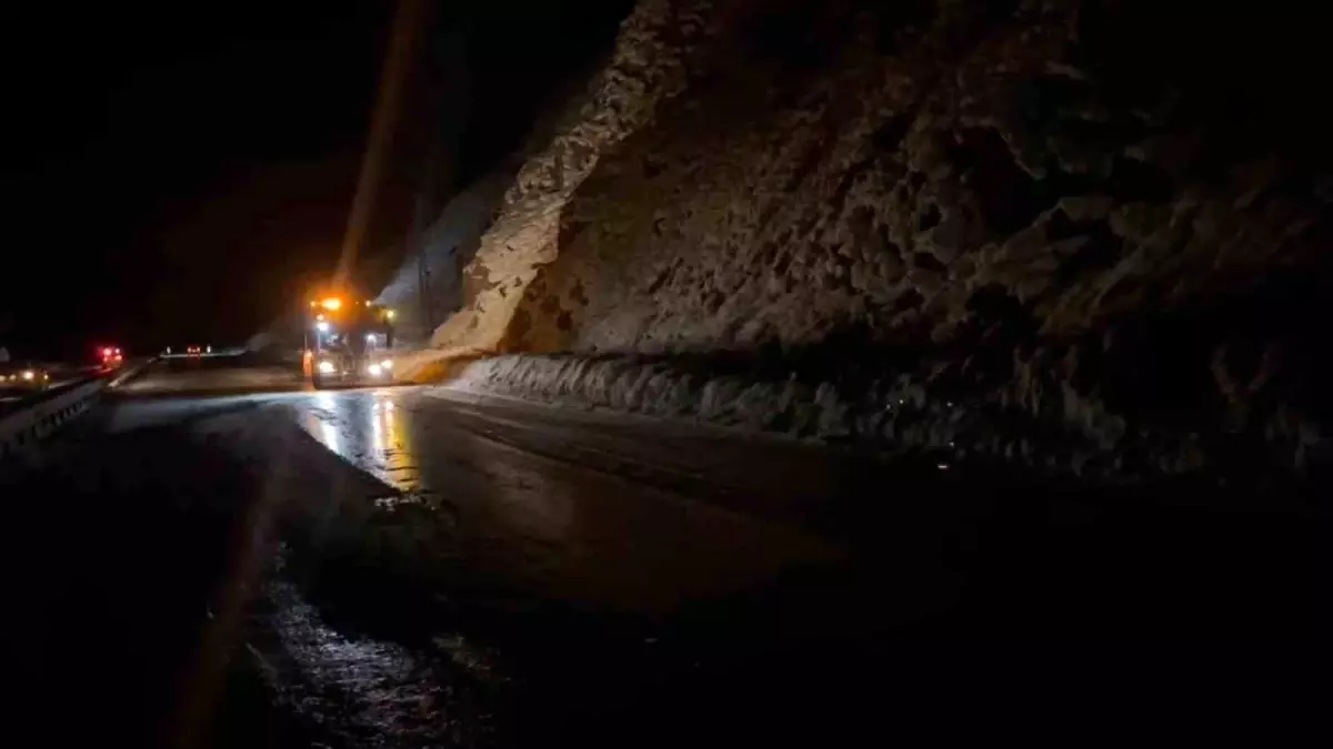 Van\'ın Gevaş ilçesinde çığ düştü, ulaşım kısa süreli aksadı