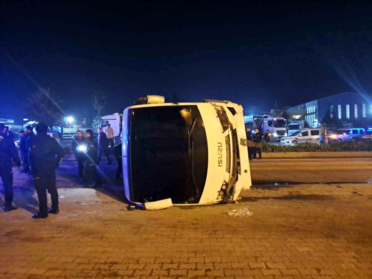 Hatay\'da Polisleri Taşıyan Midibüs Devrildi: 25 Yaralı