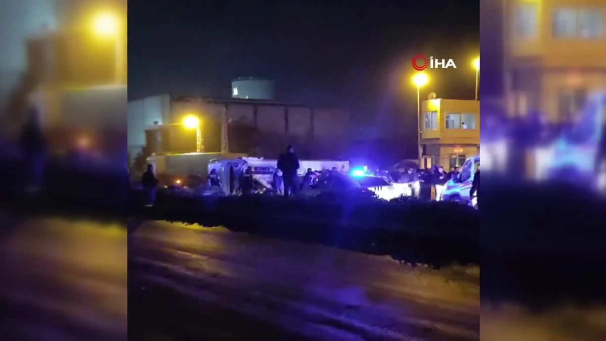 Göreve giden polisleri taşıyan midibüs devrildi, 25 polis hafif şekilde yaralandı