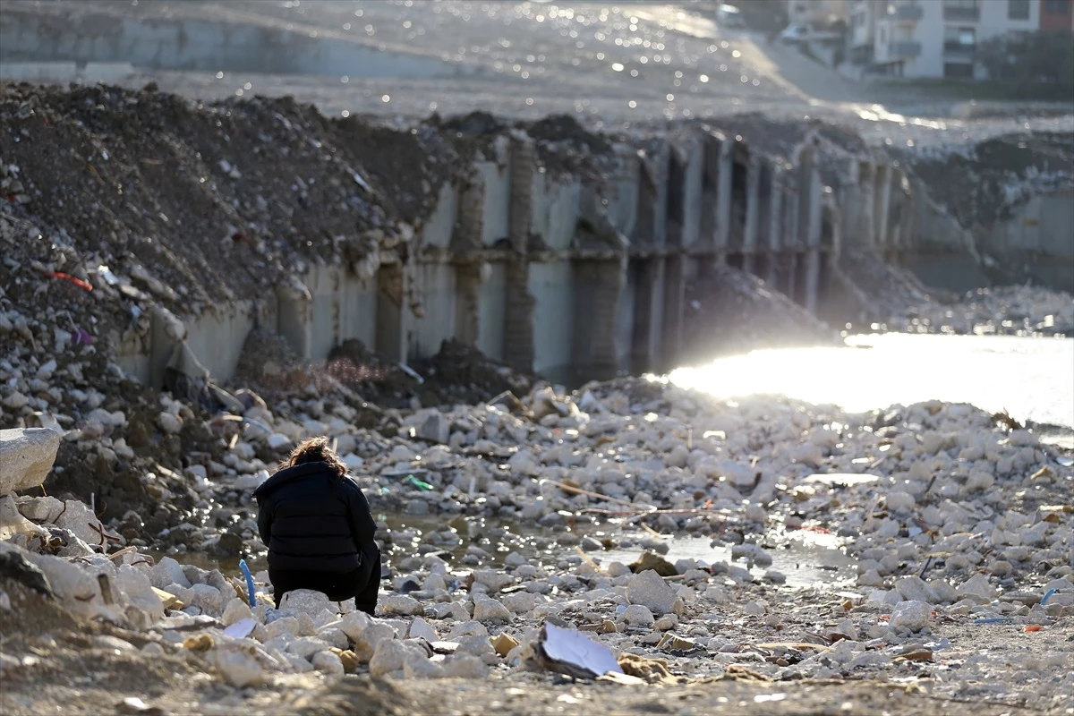 Hatay\'da depremde yıkılan Rönesans Rezidans\'ta yaşamını yitirenler anıldı