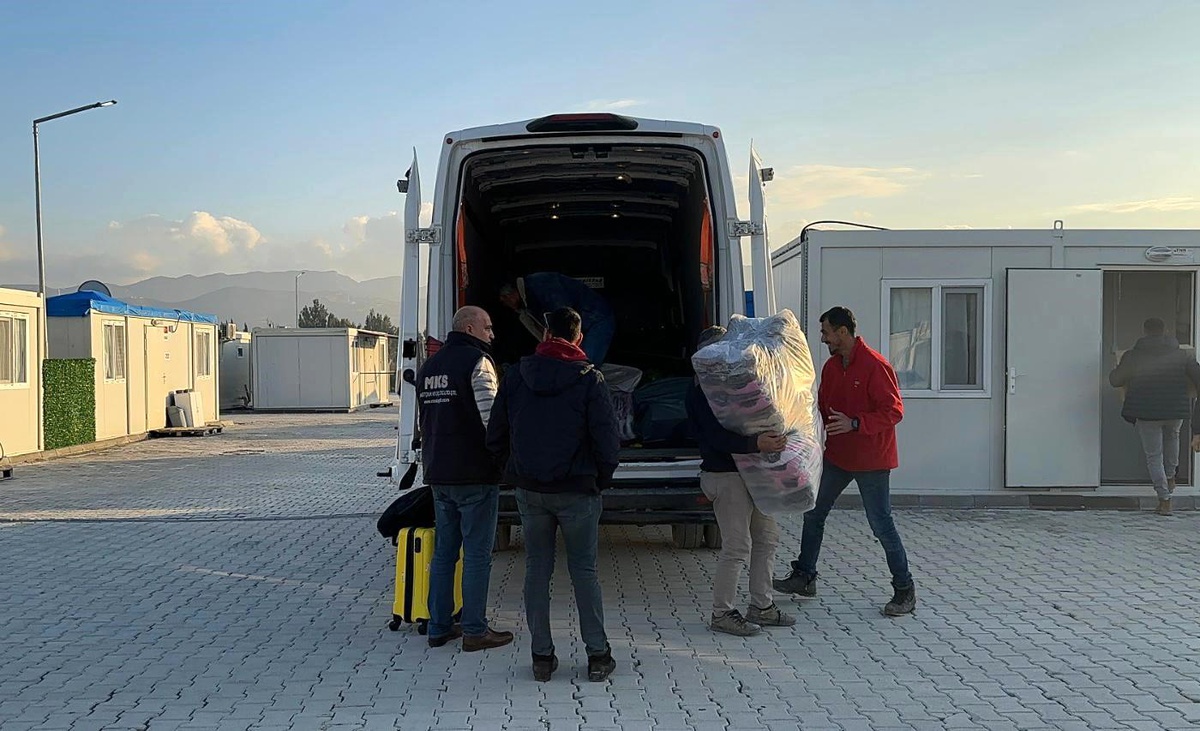 MKS Kağıt, Hatay\'a yardım kolileri götürdü
