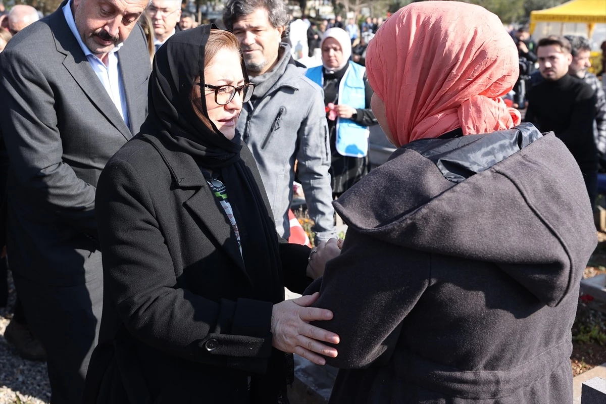 Gaziantep\'te depremde hayatını kaybedenler mezarları başında anıldı