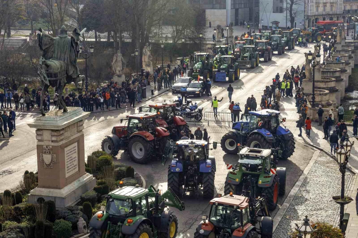 İspanya\'da çiftçiler AB tarım politikalarını protesto etti