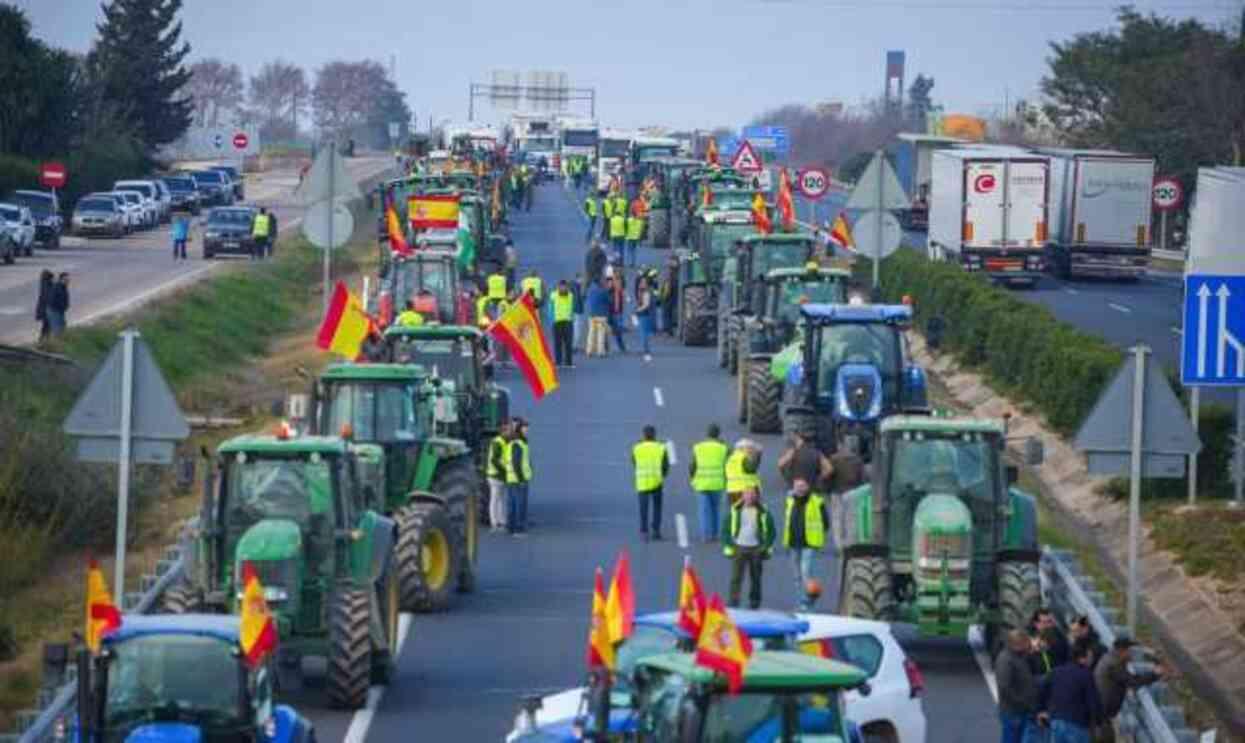 İspanyol çiftçiler ülke genelinde traktörleriyle yolları kapattı