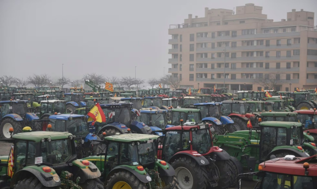 İspanyol çiftçiler ülke genelinde traktörleriyle yolları kapattı