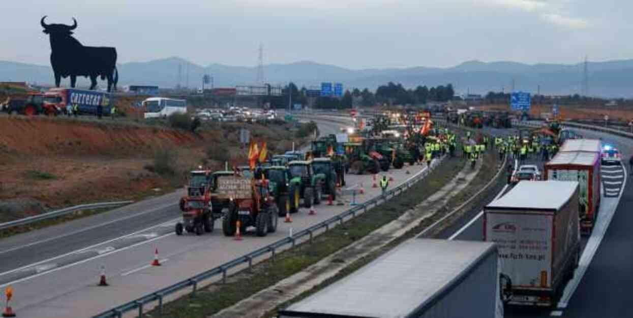 İspanyol çiftçiler ülke genelinde traktörleriyle yolları kapattı