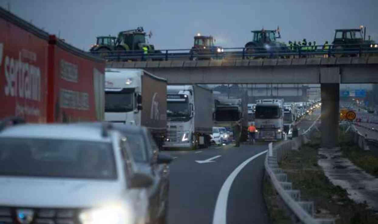 İspanyol çiftçiler ülke genelinde traktörleriyle yolları kapattı