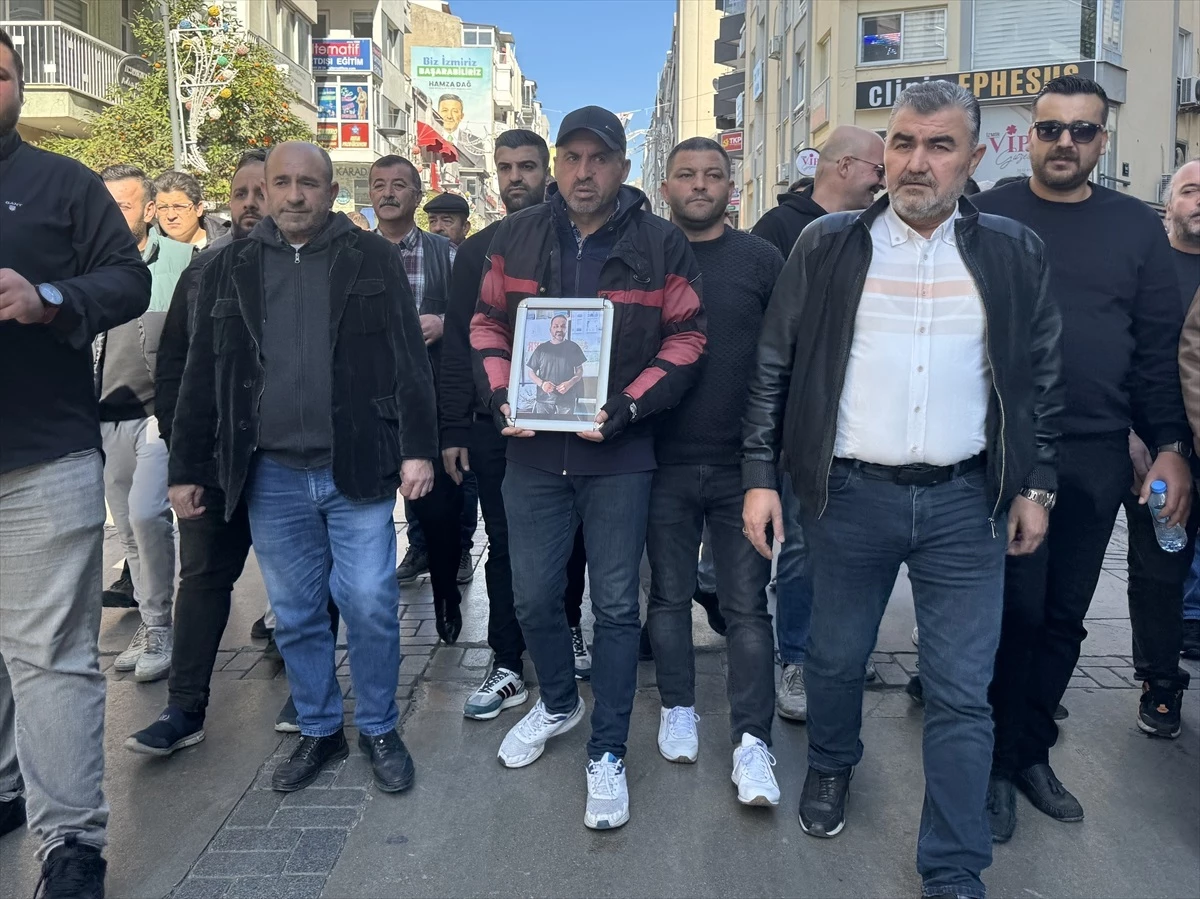 İzmir\'de taksi şoförleri, meslektaşlarının öldürülmesini protesto etti