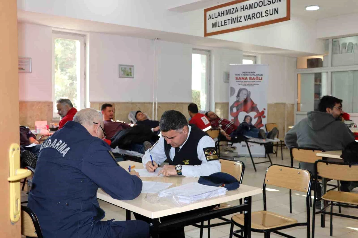 Afyonkarahisar İl Jandarma Komutanı ve askerler kan bağışında bulundu