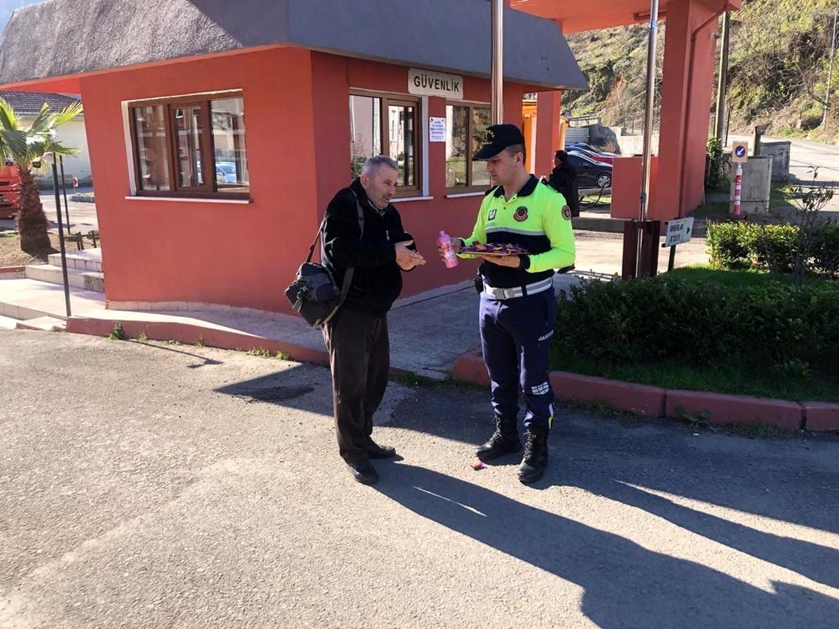 Zonguldak\'ta Jandarma Ekipleri Sürücülere Miraç Kandili İkramında Bulundu
